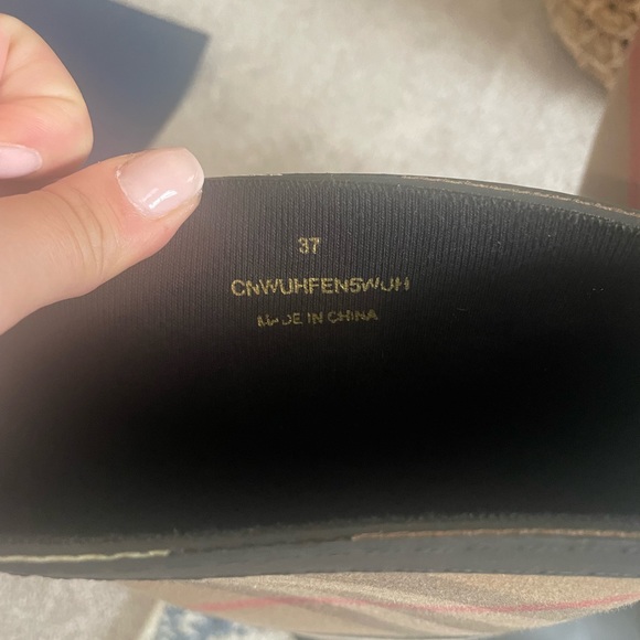 No longer fits my shoe size.  Wore 1-2 times at max.  Do not have the box. - Picture 2 of 9